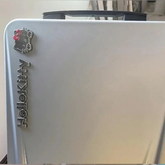Waterproof Metal self adhesive Hello Kitty Appliqué🌟🌟🌟🌟 - Picture 2 of 5